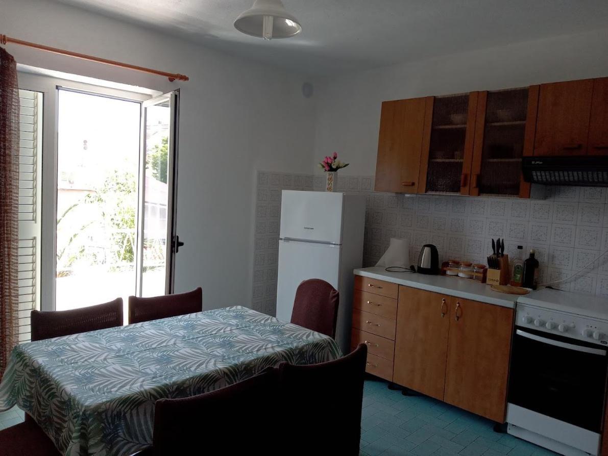 Apartment For 6 In Makarska Centar Kültér fotó