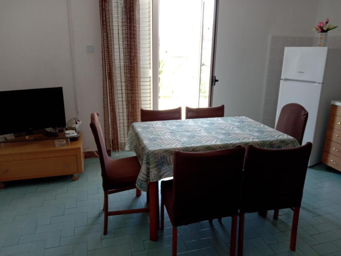 Apartment For 6 In Makarska Centar Kültér fotó